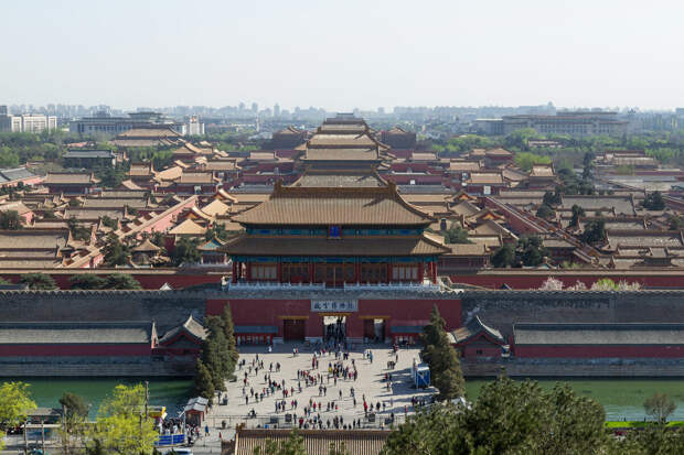 Гугун 故宫 - бывший императорский дворец в Пекине. Здесь жили и вершили власть императоры династий Мин (1368-1644) и Цин (1644-1912). Вид со стороны парка Цзиншань