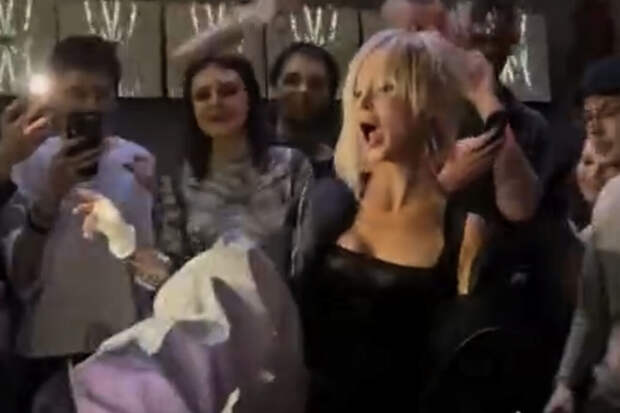 Интернет-пользователи осудили певицу Глюкозу за откровенные танцы в Москве