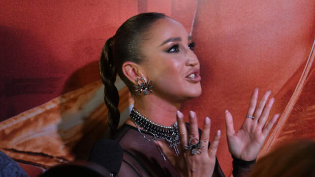 «Я обалдела»: Бузова оказалась в центре скандала из-за автографа пилоту самолета