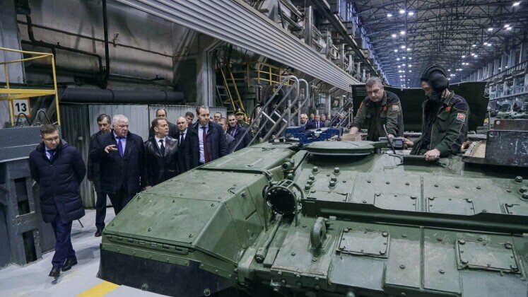 Дмитрий Медведев на Уралвагонзаводе в марте 2023 года. Изображение Military watch.