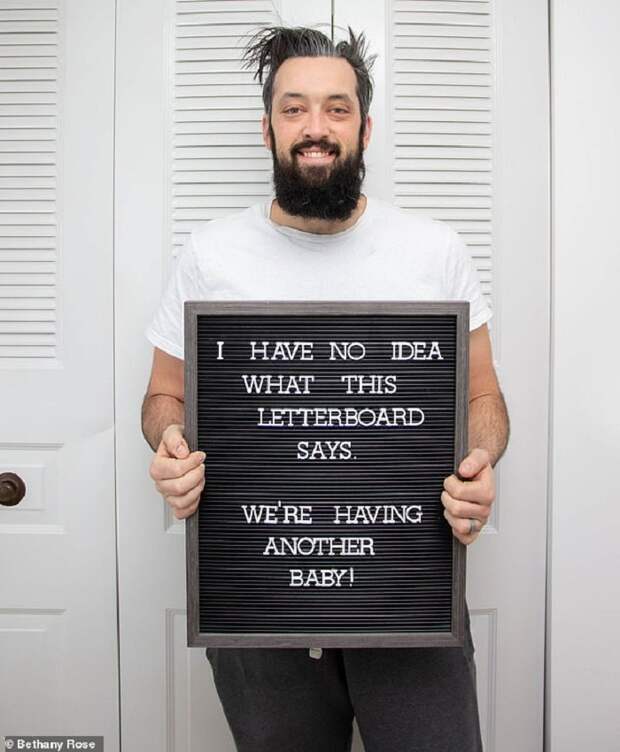 Жена запечатлела на фото эмоции мужа, узнавшего о том, что у них будет третий ребенок