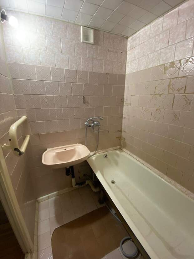 До и после. Из старой "советской" ванной сделали современную и комфортную ванну комнату со стильным дизайном.