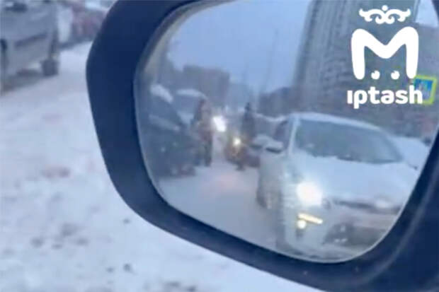 Жители дома в российском городе застряли в пробках во дворе из-за одной вещи