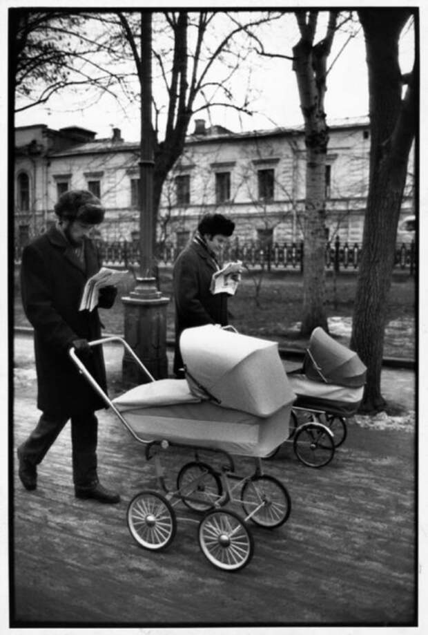 Мужчины, гуляющие с детьми. СССР, Москва, 1972 год.