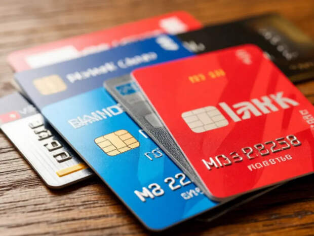 Сибиряк оформил пять банковских карт и отдал их мошенникам