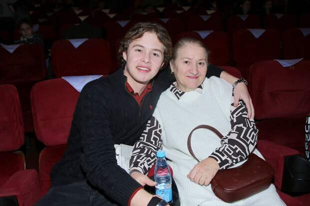 «Валентинка для бабушки»: Леон Кемстач растрогал публику на премьере в компании самой главной женщины