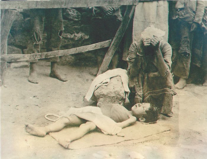 Уличная сцена в Ереване во время голода в Армении. 1922 год. 