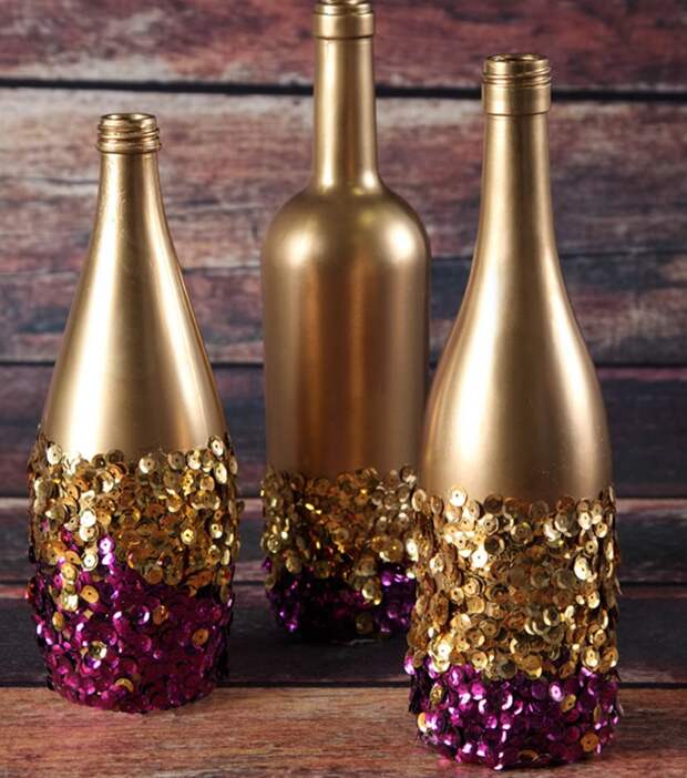 Золотистая краска и пайетки в декоре бутылок