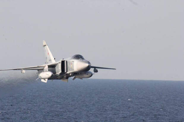 Российский Су-24 напугал испанский авианосец на учениях НАТО (ВИДЕО)