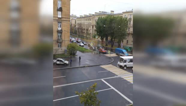 В Петербурге маршрутка подбила иномарку с ребенком и откинула ее на тротуар