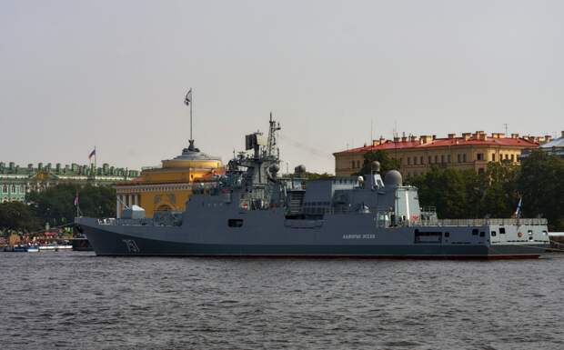 Сторожевой фрегат «Адмирал Эссен» в акватории реки Невы, который 31 июля примет участие в параде, посвящённом Дню Военно-морского флота России