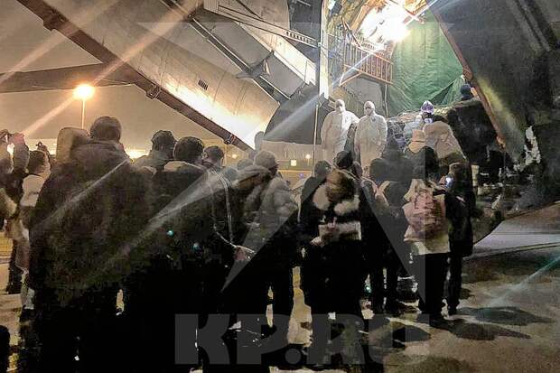 Погрузка наших соотечественников в присланный за ними в Ухань самолет ВКС России. Фото предоставлено КП