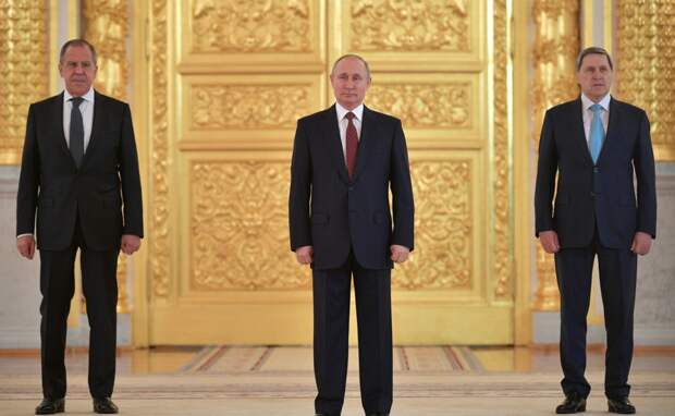 На церемонии вручения верительных грамот. С Министром иностранных дел Сергеем Лавровым (слева) и помощником Президента Юрием Ушаковым.
