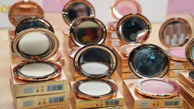 Дерматолог посоветовала не тратить деньги на косметику от звезд и бьюти-боксы