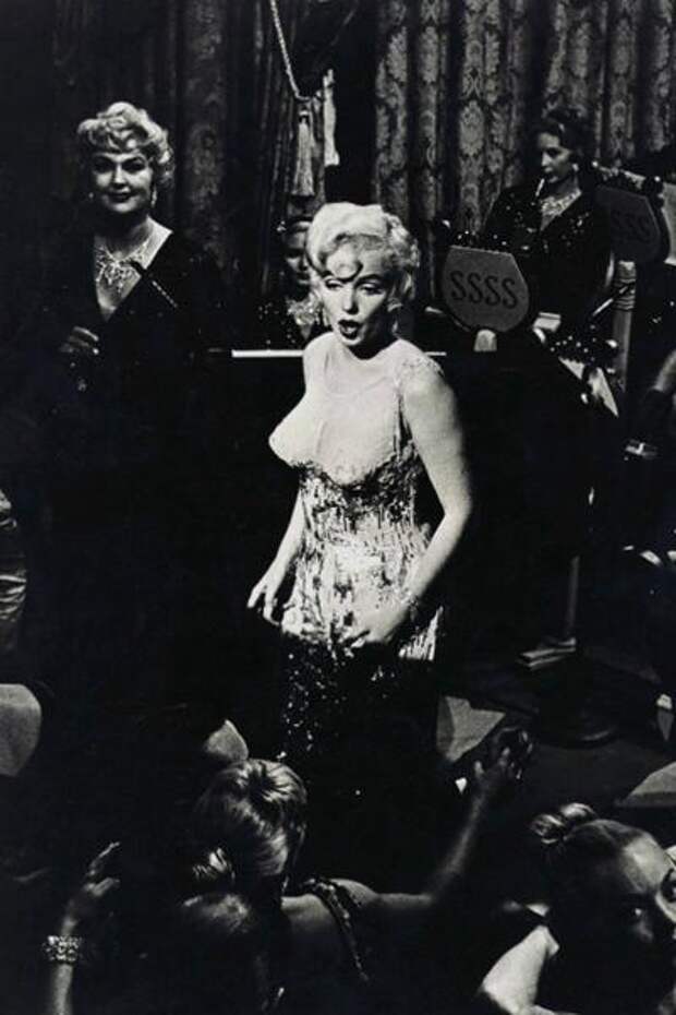 Американский кинокритик Роджер Эберт описывает сцену, в которой Монро поет в «голом» коктейльном платье как «стриптиз, в котором нагота была бы излишней».