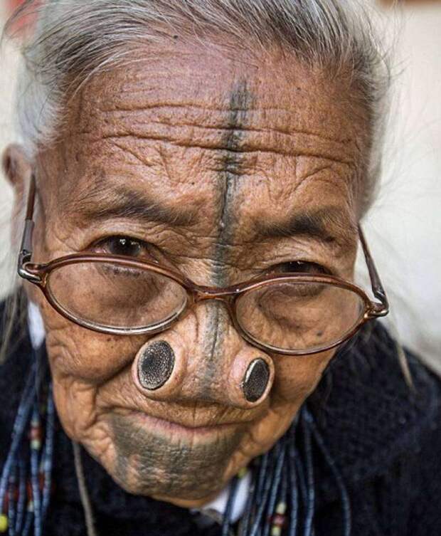 Почему женщин народа апатани заставили жить с пробками в носах