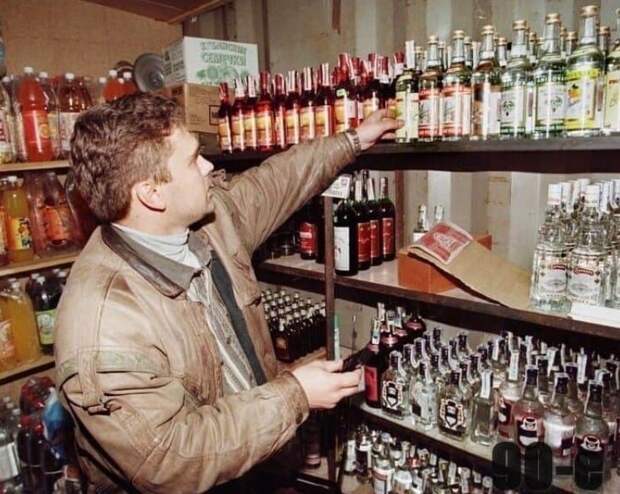 12. Налоговый инспектор проверяет алкоголь в небольшом магазинчике на подлинность. Москва, 1998 год