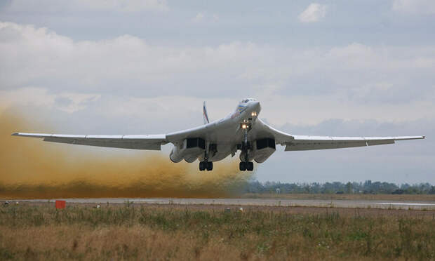 Сверхзвуковой бомбардировщик-ракетоносец Ту-160 / Фото: tupolev.ru