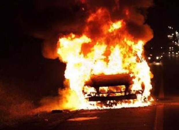 В Австралии подожгли машину больной коронавирусом. Из-за нее был усилен карантин