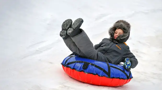 В 19 парках Москвы заработали первые зимние горки