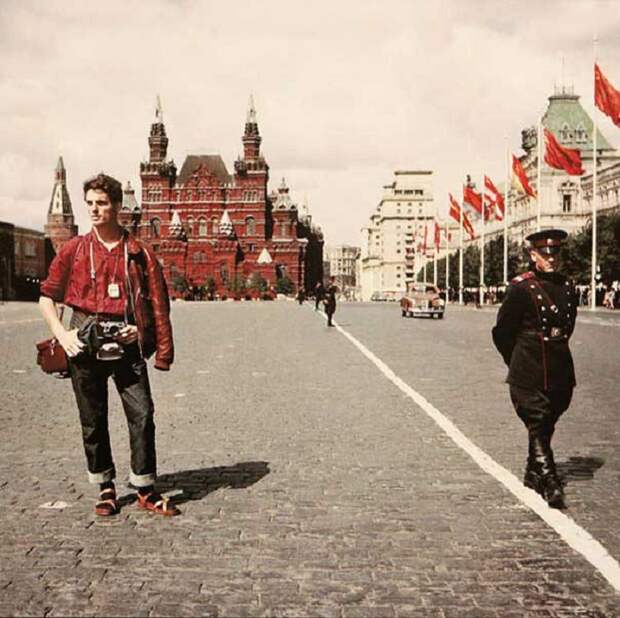 Швейцарский турист на Красной площади. СССР, Москва, 1957 год.