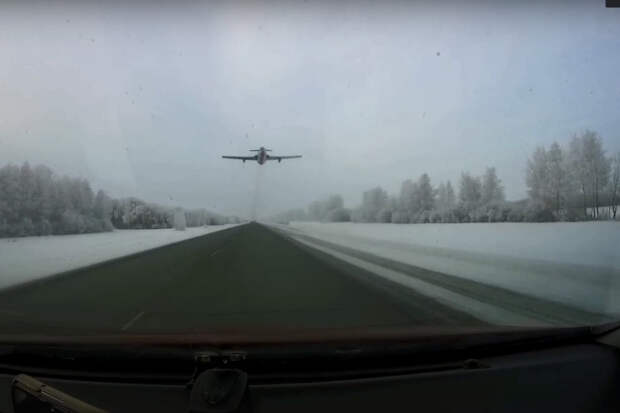 В Омской области в нескольких метрах над машиной пролетел самолет