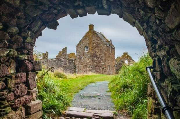 Вид на Серебряный дом, где жили его владельцы и посещали короли (Dunnottar Castle, Шотландия). | Фото: dunnottarcastle.co.uk.