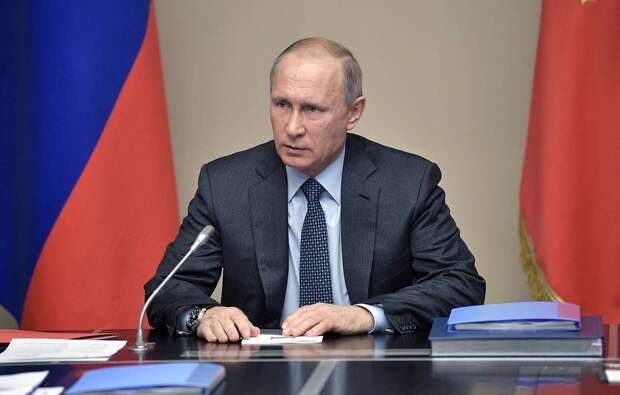 Путин назвал "придурками" тех, кто рассуждает о возможности сдачи Ленинграда Гитлеру.