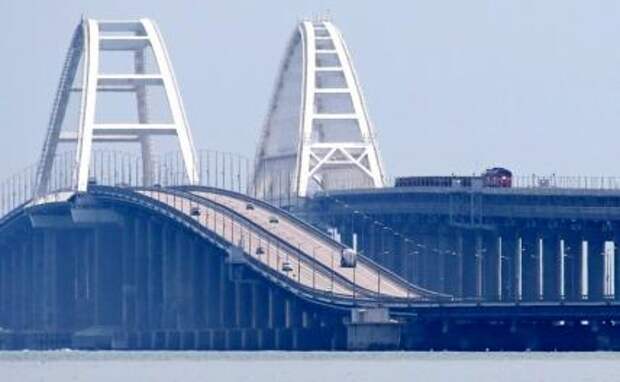 На фото: Крымский мост протяженностью 19 км является самым длинным в России и Европе, соединяет Крым с Кубанью.
