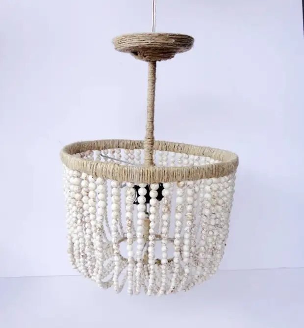 Люстра, украшенная бусинами и бечевкой. Люстра, украшенная бусинами и бечевкой.