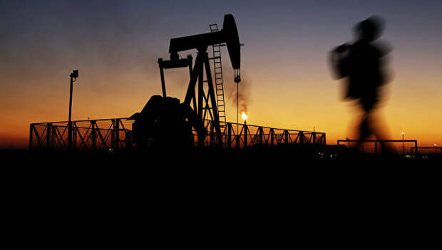 Добыча нефти. Архивное фото Добыча нефти. Архивное фото