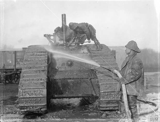 Китайские рабочие моют танк (Тенёр, весна 1918 года)