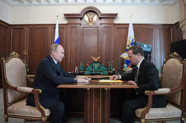 Путин встретился с Медведевым перед отчетом премьера в Госдуме