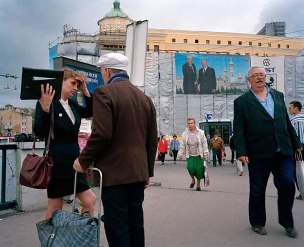 Продавец от компании Herbalife (женщина слева на фотографии) предлагает прохожему средства для похудения, Москва, 1996 год