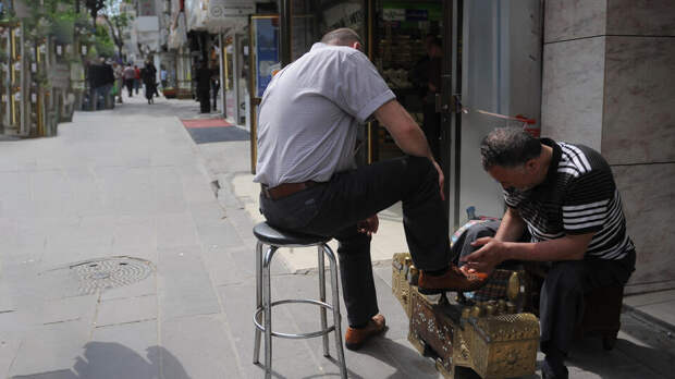 Туристов предупредили о схеме мошенников со щеткой для обуви в Стамбуле