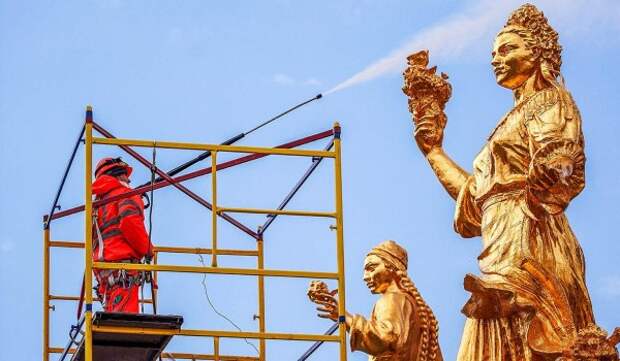 Городские фонтаны ежедневно обслуживают на протяжении всего зимнего периода