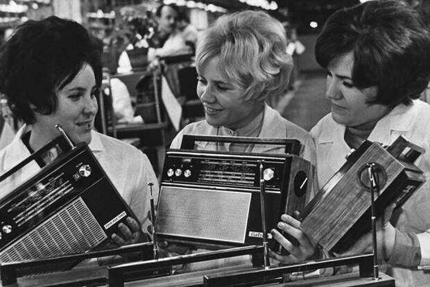 Работницы радиозавода демонстрируют продукцию, 1970–е годы, Минск история, ретро, фото