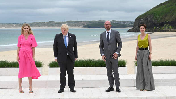Премьер-министр Великобритании Борис Джонсон (второй слева), его супруга Кэрри Джонсон (слева), глава Евросовета Шарль Мишель и его супруга Амели Дербаудренгьен