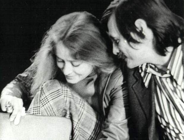 Маргарита Терехова с Андреем Тарковским на репетиции спектакля *Гамлет*, 1977 | Фото: old.kinoart.ru Маргарита Терехова с Андреем Тарковским на репетиции спектакля *Гамлет*, 1977 | Фото: old.kinoart.ru
