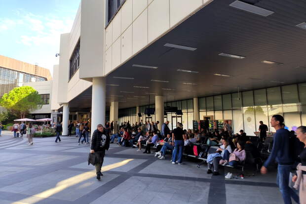 Почти сутки в аэропорту: почему десятки пассажиров не могут вылететь из Сочи в Стамбул