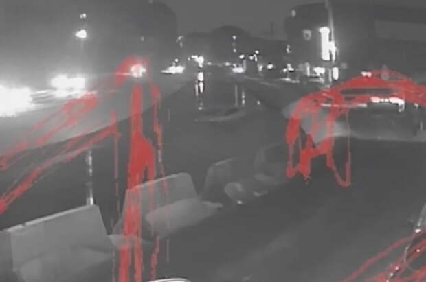 Момент падения такси с пассажирами в воду в Махачкале попал на видео