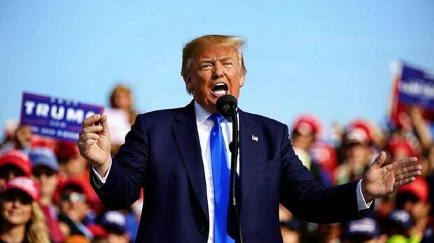 Трамп с синяками на запястьях появился на публике в канун Рождества