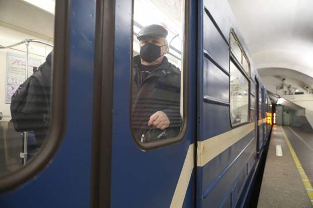 В метро больше народу в масках
