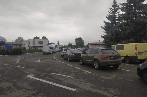 На КПП "Леушены" образовались длинные очереди машин. В чем причина