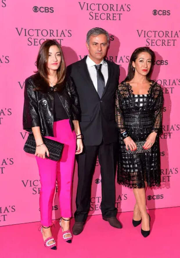 Жозе Моуринью с женой и дочерью