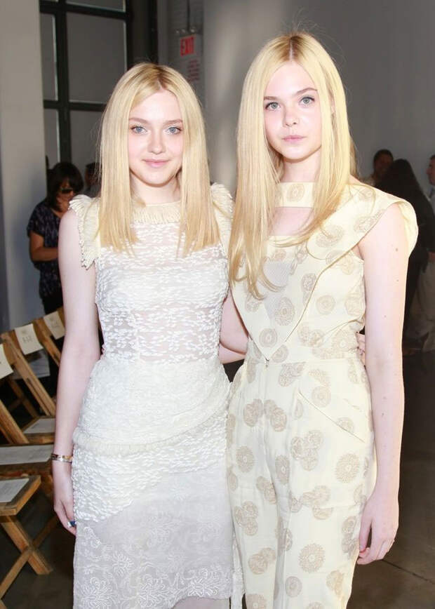 Dakota Fanning With Her Sister Elle Fanning