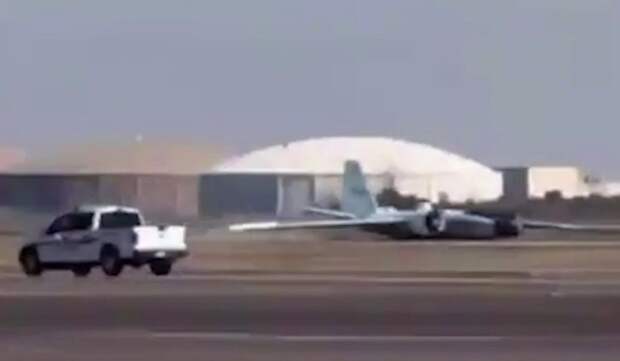 Борт НАСА сел без шасси и протащился на брюхе в штате Техас, это сняли на видео