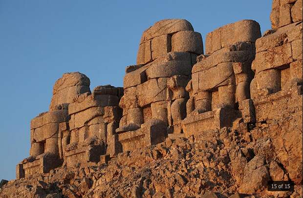 Пятидесятиметровый курган Антиоха на вершине горы Нимрут