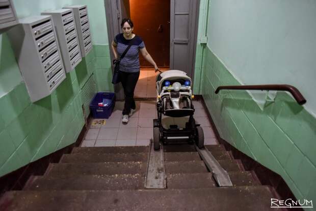 Эксперт предупредил о штрафах за хранение колясок и велосипедов в подъезде