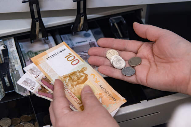 Банк России снизил официальный курс рубля